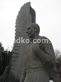 Фото гранитной статуи на кладбище в Киеве. Доставка статуи для элитного комплекса из гранита. Изготовление статуи в полный рост для ритуального комплекса.