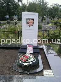 Фото мраморного памятника. Памятник женщине в мраморе с цветным портретом. Высота памятника в мраморе - 180 см.