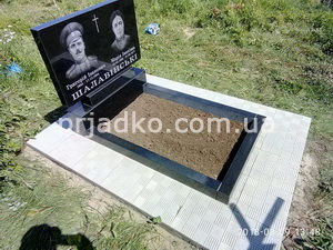 На фото в памятник на кладбище. Размер памятника на двоих: 100 х 60 х 8 см. Стоимость памятника на двоих с портретами - 10 тыс. грн.