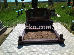 Фото в памятника на кладбище. Памятник на двоих из красного гранита. Размер памятника на двоих - согласно проекта.