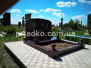 Фото в памятника на могиле. Памятник из красного гранита на двоих. Размеры двойного памятника - по разработанному проекту.