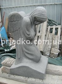 На фото ангел из камня. Купить ангела из камня, можно прямо с сайта: http://prjadko.com.ua ; стоимость скульптуры из камня - от $ 3 тыс.