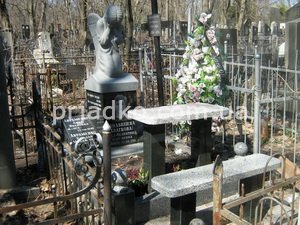 Фото скульптуры на кладбище. Купить ангела из гранита, можно прямо с этого сайта; цена ангела доступная.