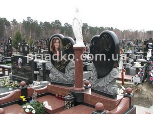 На фото Богородица на кладбище. Высота скульптуры Богородицы - 78 см. Цена статуи из бетона - доступна.