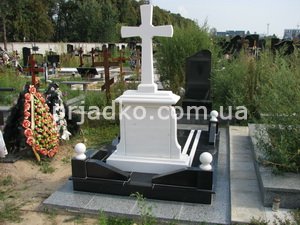 На фото памятник с крестом. Фото обратной стороны памятника. Стоимость памятника под заказ - $4 тыс.