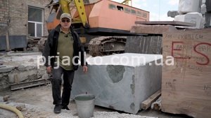 Размеры блока зелёного мрамора: 300 х 150 х 100 см. Купить блок индийского мрамора, можно на складе в Киеве. Цена зелёного мрамора Verde Guatemala в Киеве - доступна.