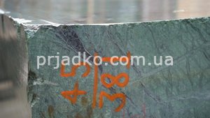 Фото блока зелёного мрамора. Купить блок мрамора Verde Guatemala - можно с сайта: http://prjadko.com.ua . Доступная цена зелёного мрамора сегодня.
