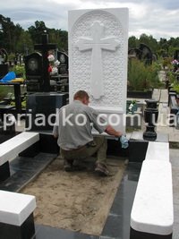 Крест на кладбище