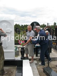 Крест на кладбище