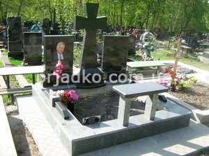 Памятники в каталоге. Стоимость памятника в каталоге - доступна. Размер памятника из каталога - по проекту.