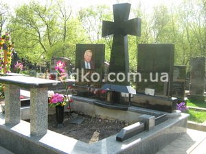 Фото памятников в каталоге. Установленные памятники с крестом. Цена памятника из каталога - доступна.