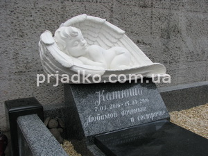 На фото новый памятник в виде ангела младенцу на кладбище в Киеве. Размеры памятника младенцу на могилу, согласно проекта - 85 х 40 х 35 см. Доступная цена памятника ребёнку с ангелом $1 тыс. с установкой на кладбище.