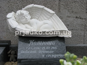 Скульптура ангела младенцу фото сразу после установки памятника на городском кладбище Берковцы в Киеве. Размер скульптуры для памятника, согласно разработанному проекту: 85 х 40 х 35 см. Доступная цена детского памятника со скульптурой ангела $1 тыс. с монтажом на кладбище.