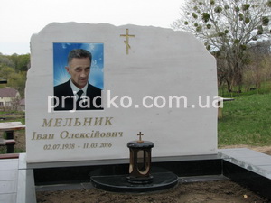 Памятник из белого мрамора с цветным портретом. Размеры памятника из мрамора по индивидуальному проекту 120 х 80 х 36 см. Фотография памятника из белого мрамора на кладбище.