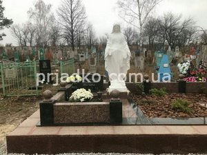 Фото ритуальной скульптуры. Размер статуи из белого бетона: общей высотой 240 см.