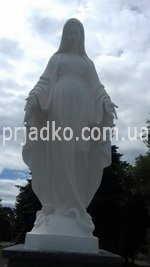 Новая скульптура Богородицы фото на колонне. Доступная цена статуи Богородицы в магазине Ритуальной скульптуры сегодня.