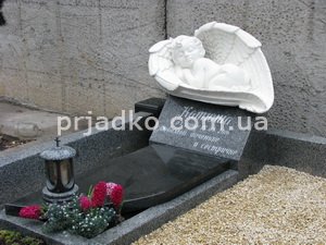 Новый памятник младенцу на кладбище Берковцы в Киеве фото сразу после установки скульптуры ангела на могилу. Размеры памятника младенцу на могилу, по разработанному проекту: 85 х 40 х 35 см. Доступная цена детского памятника с ангелом со склада в Киеве $1 тыс. с монтажом на кладбище.