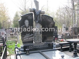 Комплекс с элитным крестом на кладбище фото после установки на могилу. Размеры памятника с черным крестом - согласно 3д проекту комплекса из гранита. Цена памятника с крестом, соответствует разработанному 3д проекту ритуального комплекса.