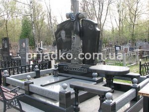 На фото памятник с черным крестом на кладбище. Заказать ритуальный комплекс с крестом, вы можете в магазине Ритуальной скульптуры в Киеве по адресу: ул. Стеценко, 18.
