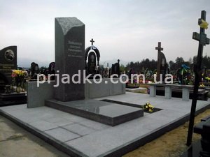 Фото элитного комплекса с колонной на кладбище. Установка ритуального комплекса из гранита на кладбище фото. Заказать элитный комплекс в Киеве, можно в офисе компании СПД Прядко.