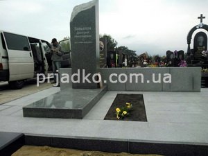 На фото установка элитного комплекса с колонной из гранита. Доступная цена ритуального комплекса, согласно проекта памятника СПД Прядко.