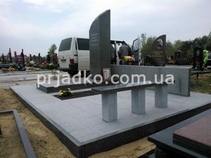 На фото установка элитного комплекса из гранита. Доступная цена ритуального комплекса, согласно 3д проекта памятника.