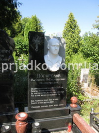 На фото памятник с барельефом из мрамора. Изготовление барельефов из белого мрамора в Киеве.