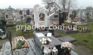 Фото памятника с ангелом и цветным портретом. Высота памятника 110 см., глубина памятника 12 см., ширина памятника 70 см.