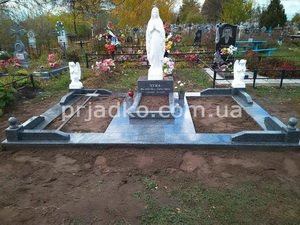 Богородица с ангелами на могиле. Фото скульптуры, установленной на могилу. Высота скульптуры Богородицы на тумбе - 170 см.
