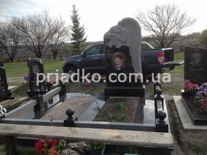 Скульптура ангела из гранита. Размеры памятника с ангелом: 160 х 80 х 12 см. Цена памятника - доступная.