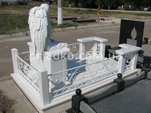 На фото обратная сторона ангела на заказ. Высота фигуры ангела на заказ - 176 см. Цена ангела на заказ - доступна.