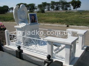 Фигура ангела для памятника на заказ. Размеры фигуры ангела для памятника: 176 х 62 х 70 см. Цена ангела на заказ - доступна.