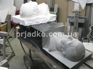 Изготовление горельефа из гранита для памятника. Разработка макета и проекта барельефа для памятника.