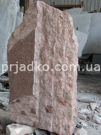 Памятник из красного гранита - фото производства. Ширина памятника из красного гранита - 60 см. Цена памятника из красного камня - 9 тыс. грн.