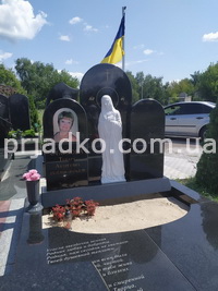 Фото памятника на могиле. Установленный памятник с барельефом - фото.