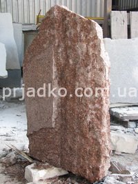 На фото памятник из красного камня. Размеры памятника из красного гранита: 110 х 60 х 25 см. Цена памятника из красного камня - 9 тыс. грн.