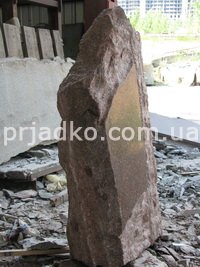 Памятник на одного из красного гранита - производство в Киеве. Толщина памятника из красного камня - 25 см. Цена памятника из красного гранита - 9 тыс. грн.