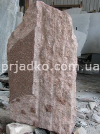 Памятник из красного гранита - фото производства. Ширина памятника из красного гранита - 60 см. Цена памятника из красного камня - 9 тыс. грн.