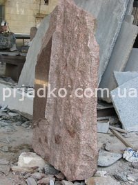 На фото памятник из глыбы красного камня. Толщина памятника из красного камня - 25 см. Цена памятника на одного из красного гранита - 9 тыс. грн.