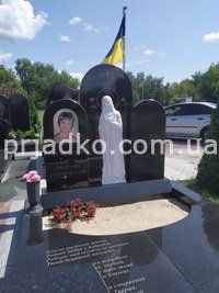 Фото памятника на могиле с мраморным барельефом Богородицы.