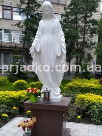 Фото установленной скульптуры.  Статуя Божьей Матери на колонне. Национальный институт рака в Киеве.