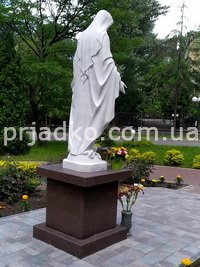 На фото скульптура Божьей Матери. Статуя  Богородицы в Национальном институте рака в Киеве.