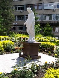 Скульптура Божьей Матери. Фото скульптуры из бетона на колонне в Институте рака в Киеве. 