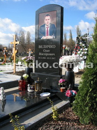 Фото индивидуального памятника. Высота памятника на одного - 190 см. Цена памятника на заказ - по проекту.