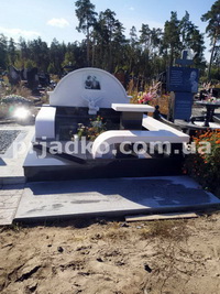 На фото индивидуальный памятник. Размеры памятника - 160 х 210 х 15 см. Стоимость памятника - доступна.