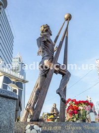 Обратная сторона скульптуры. Фото скульптуры из бронзы на кладбище в Киеве.