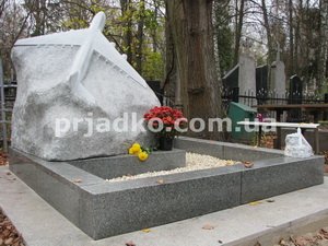 Памятник из гранита самолёт. Заказать памятник в виде самолёта - можно в офисе СПД Прядко в Киеве.