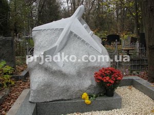 Фото памятника из гранита самолёт. Заказать памятник из гранита - можно с сайта: https://prjadko.com.ua/