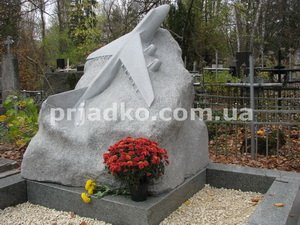 Гранитный памятник в виде самолёта. Цена памятника - доступна. Купить памятник самолёт, можно под заказ в Киеве.