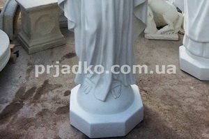 Размеры основы статуи Иисусу: 0,5 Х 0,5 м. Высота скульптуры 2 м.